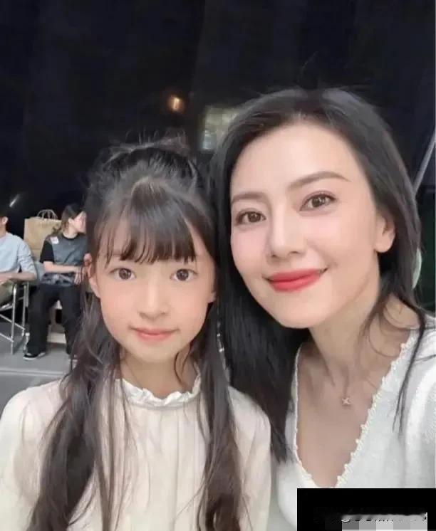 这张照片里的小女孩，应该不是高圆圆的女儿吧！高圆圆在多次采访中都说她女儿是“扎着