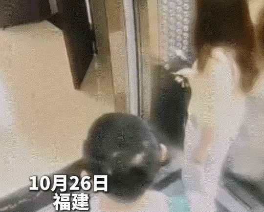 善有善报！福建，一女子乘坐电梯的时候，看到外卖小哥快步赶来，眼看就要赶不上电梯了