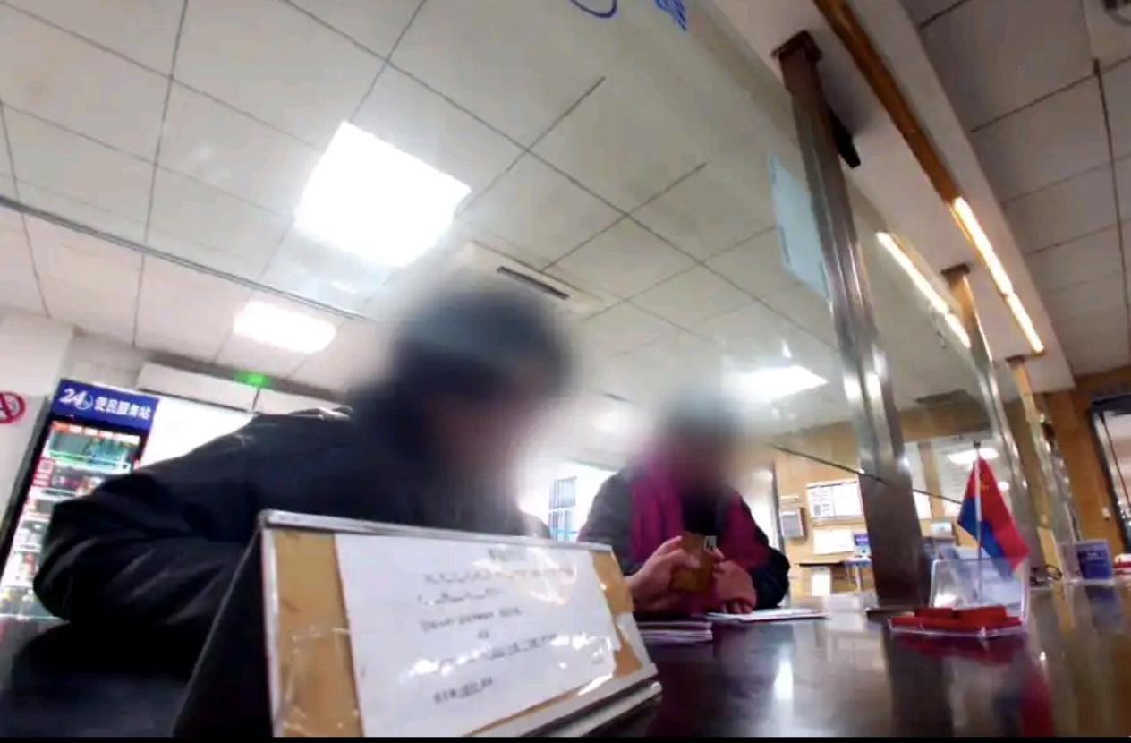 上海，一72岁独居老人在老伴儿去世后，将几乎所有的积蓄全买成了储蓄型保险，没想到