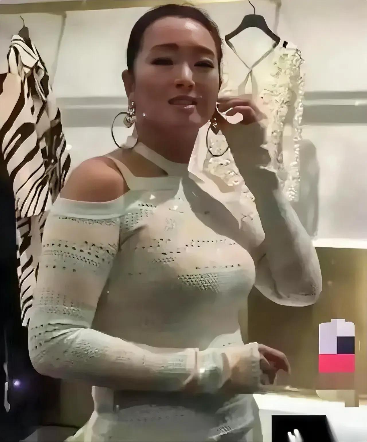 老了，真的老了，昔日国际影坛巨星巩俐当年多么漂亮，身材又好，可随着岁月的流失不免