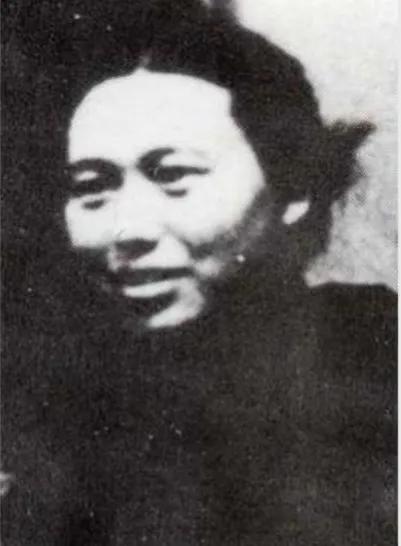 1933年，16岁的李开芬被活埋，这时，政治部主任张琴秋骑马冲了过来，一把拦下：