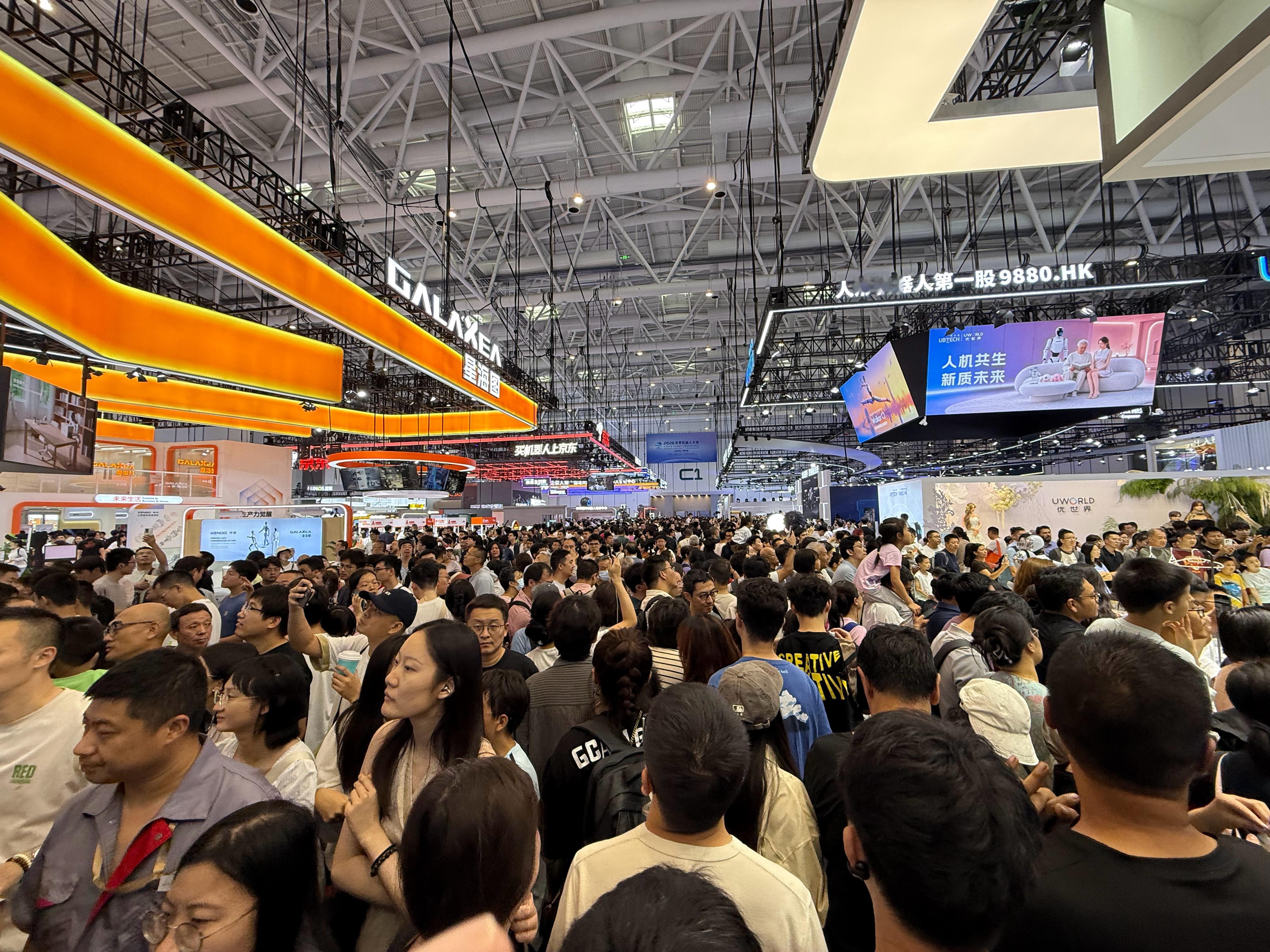 世界机器人大会的社会关注度远超想象，这展馆的人流密度，基本是车展请明星的展馆或区