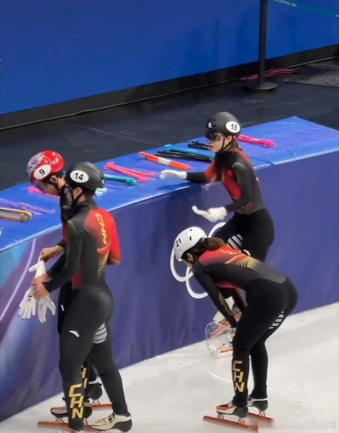 刘少昂混接赛后安慰队友暖心的刘少昂安慰了孙龙，短道速滑就是这样充满了不确定性，任