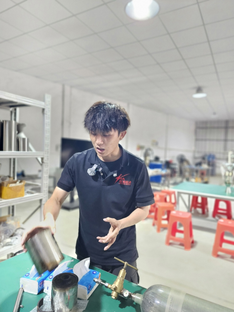 #深圳95后手搓火箭发射成功#【深圳95后“手搓”火箭：“要把进入太空的成本打下