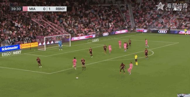 塞戈维亚传球，梅西找准空档射门穿裆，但还是碰到对方的脚偏出了底线迈阿密国际vs纽