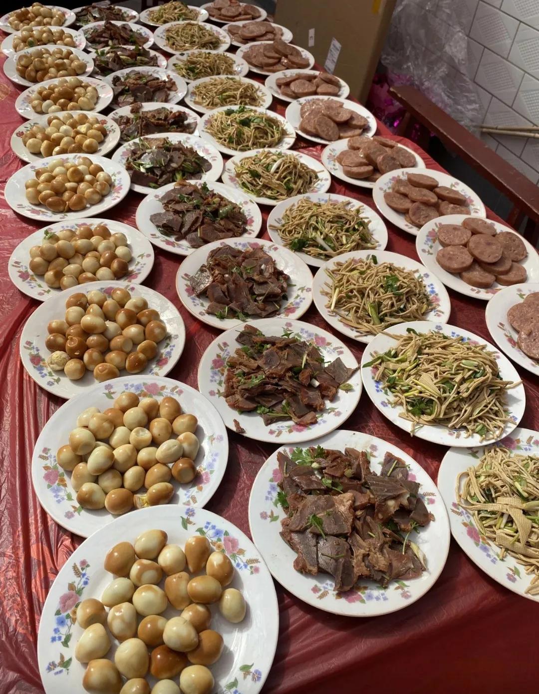 去给亲戚家表哥接亲，开着婚车驶向女方家。一路上穿越乡村小路，跟同车人欢歌笑语。