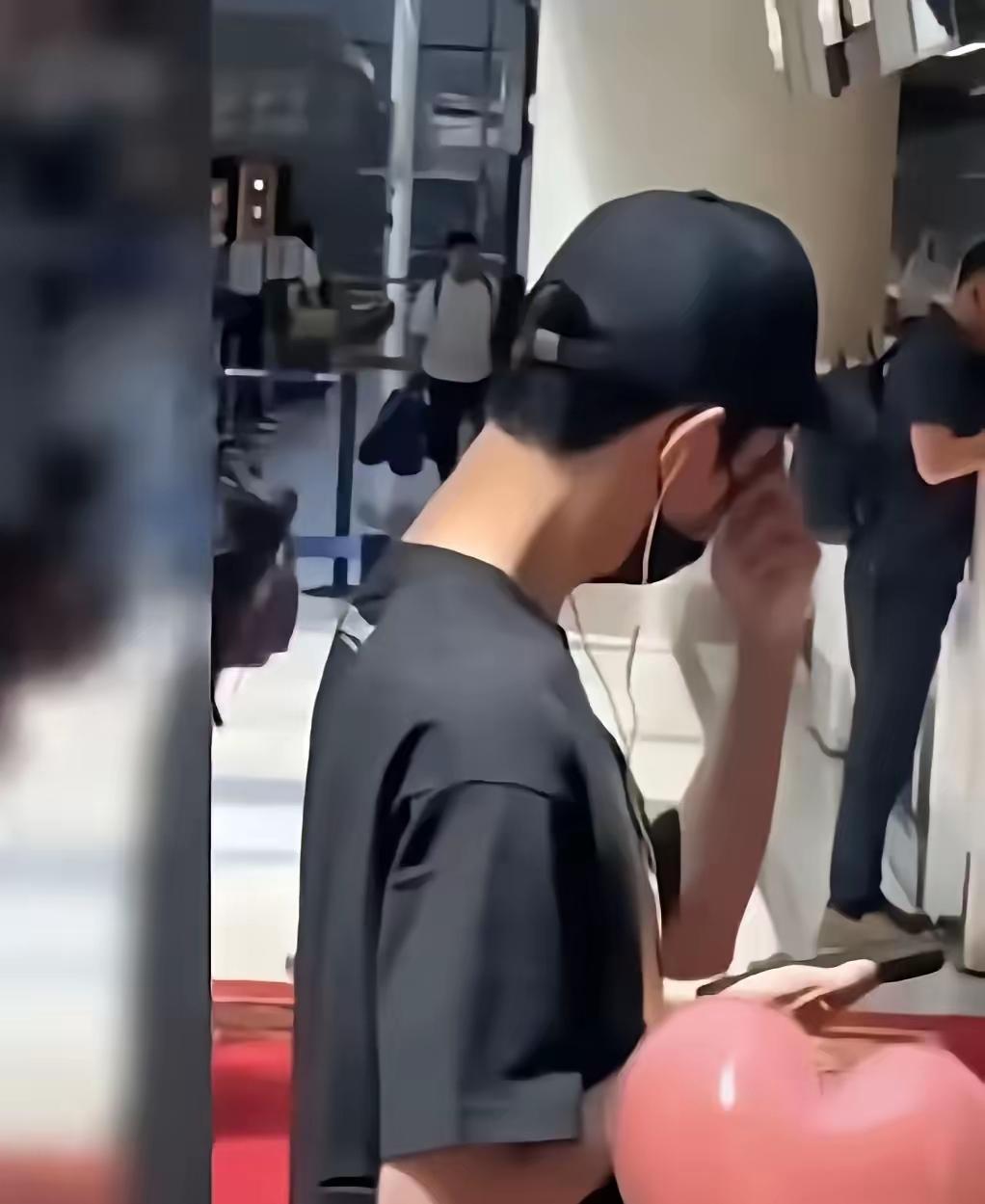 刷到小于最后露面的视频时，我盯着屏幕愣了好久——满屏乘客都没戴口罩，偏有几个女粉