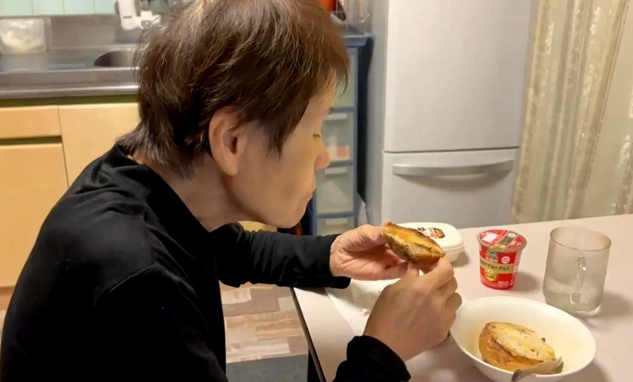 上海有位80多岁的老太太，和外卖小哥做了个约定：每天来敲一次门，只要她开门，就给