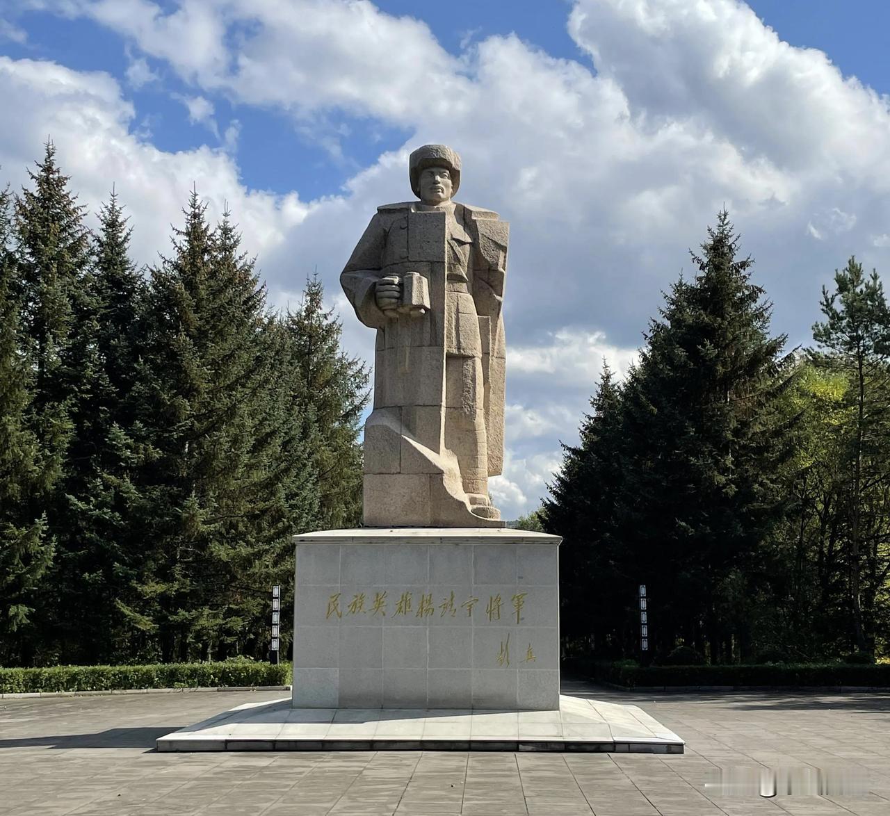 颂关东
 
白山黑水，龙兴故壤。清末日俄构衅，疆土竟成列强逐鹿之场，万民蒙难。迨