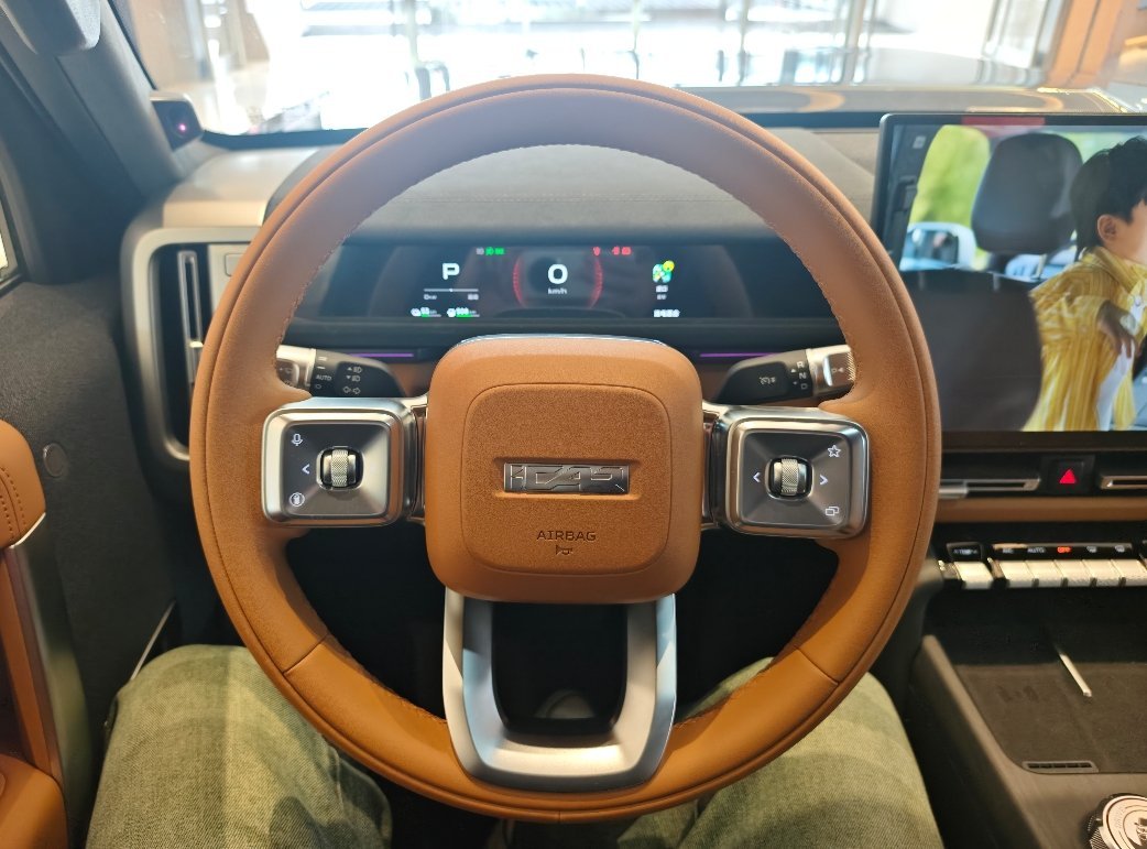 远看这尾灯我以为路虎呢，走近一看原来是iCAR V27，这造型设计真不错