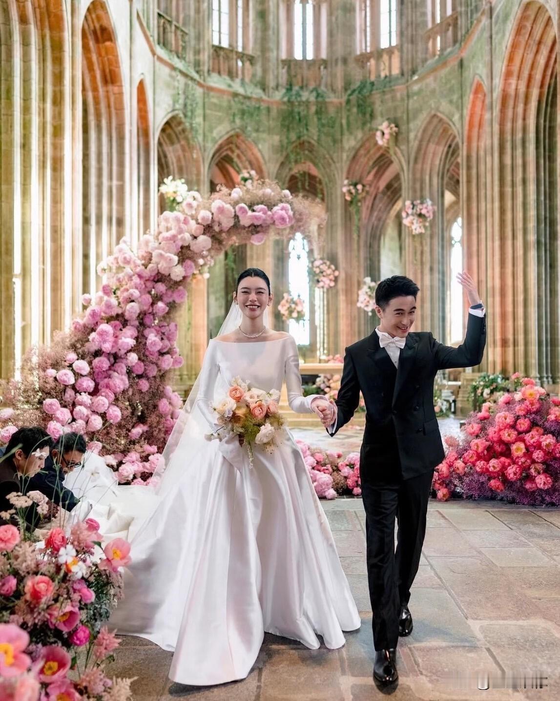 何鸿燊起家本就依托偏门灰产，家族更是典型的重婚体系。如今家中子弟成婚，却霸占热搜