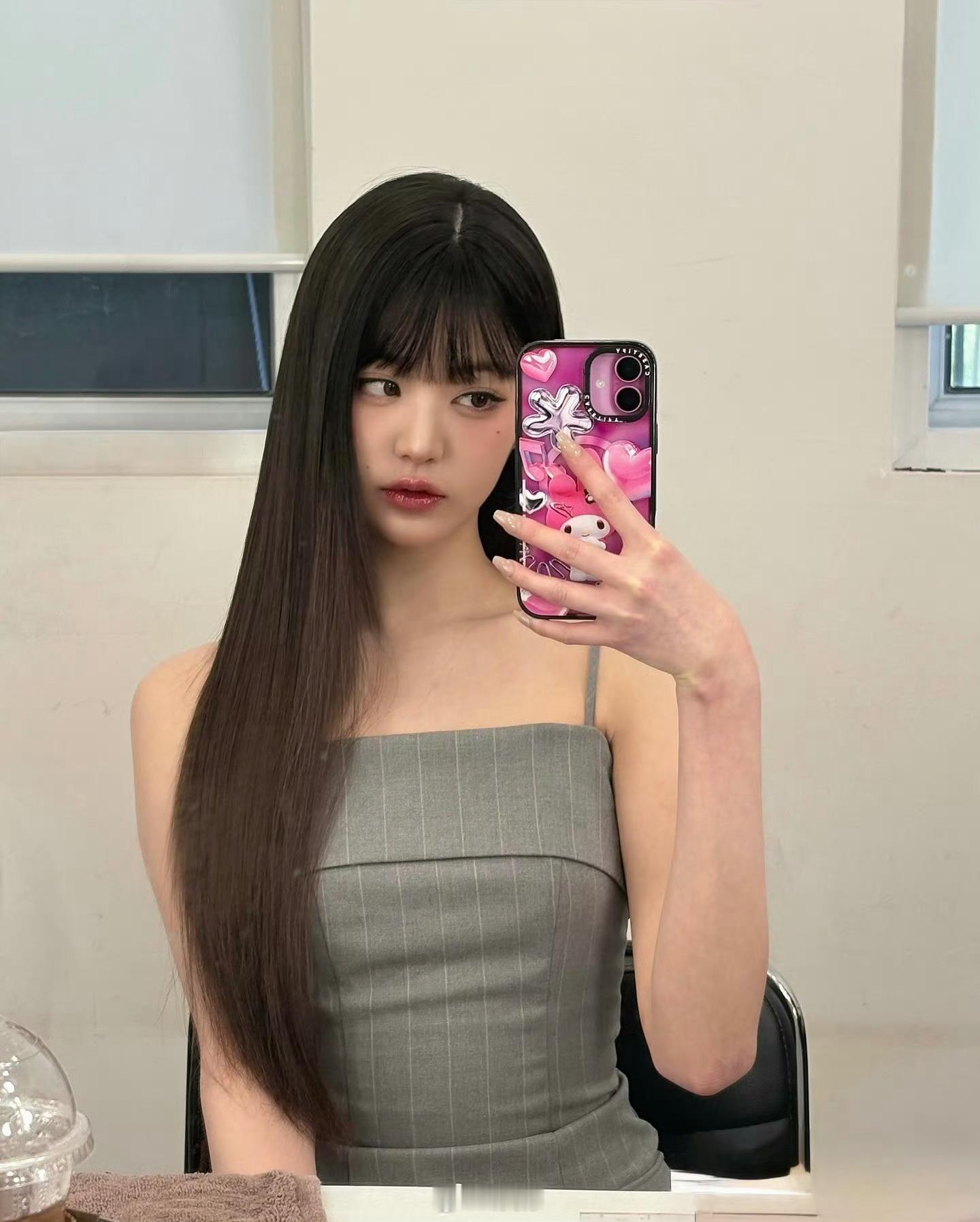 难得刷到一个好看的小姐姐用的是标准版iPhone。 ​​​