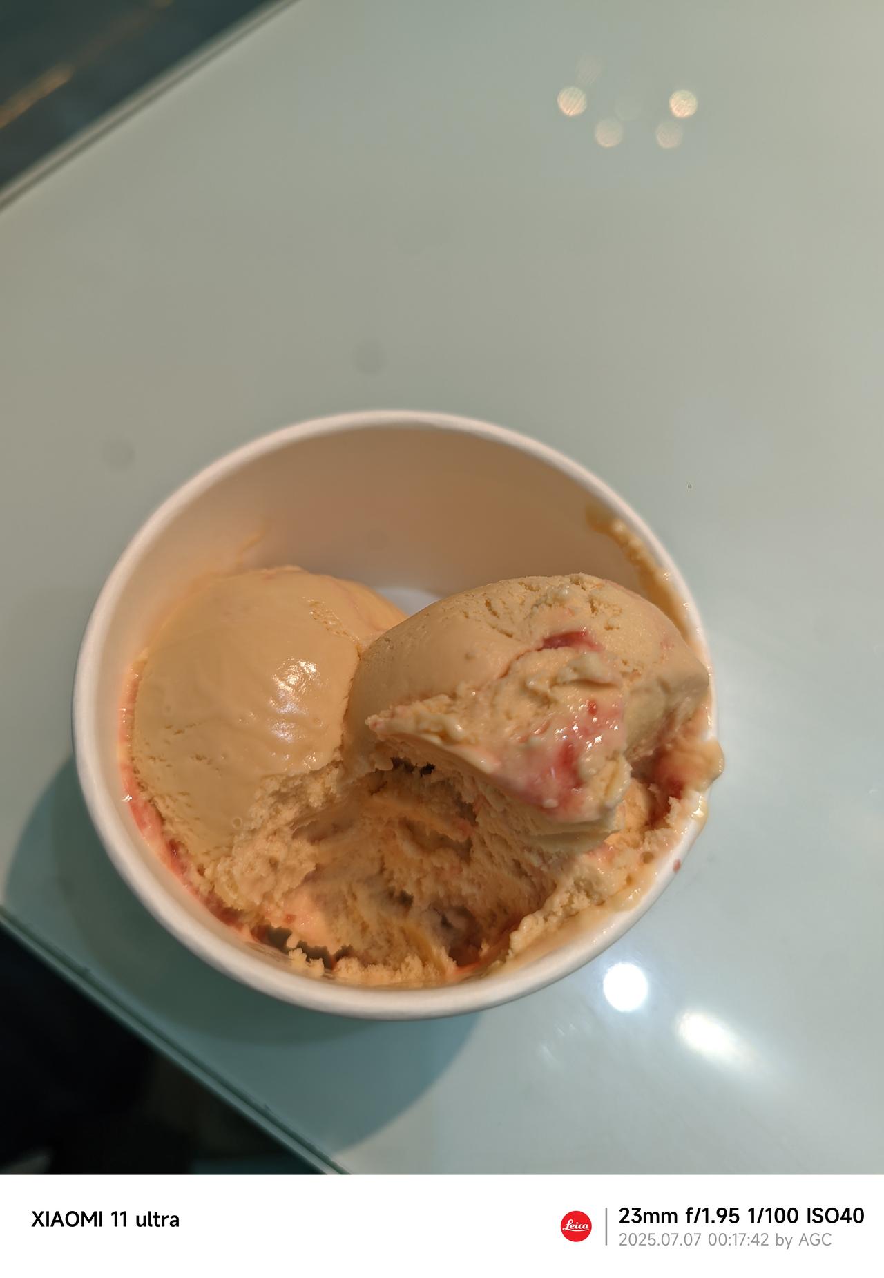 别说维吾尔族制作冰激凌的手艺是一绝，这个我在伊宁市六星街吃到的手工传承30年的冰