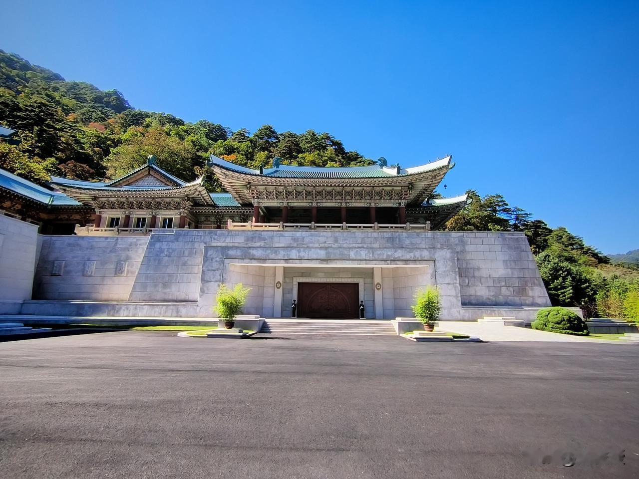 会拍照，是一个人社交的硬通货。
这次朝鲜之行我算彻底佩服[大笑]同行有位上海大学