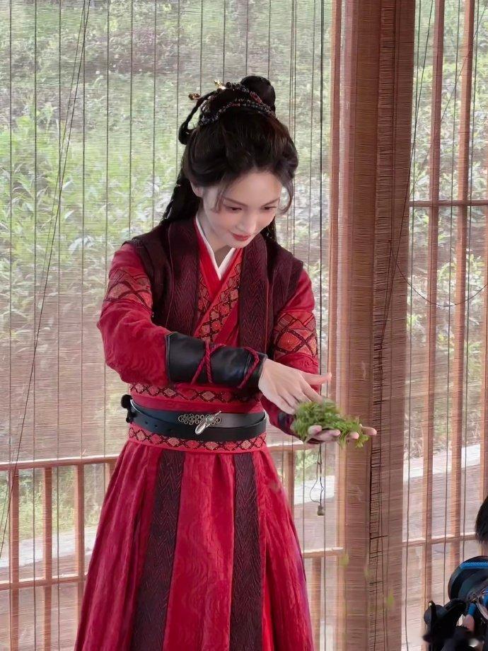 来看娱乐金晨给茶叶搓澡笑不活了，金晨音乐节后台蹲路边给茶叶搓澡，红衣女侠画风突变