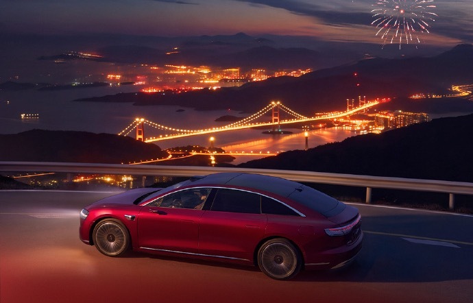 享界这一抹红色，是我初见它时的颜色，太漂亮了，这车简直完美符合新春主题，开上享界