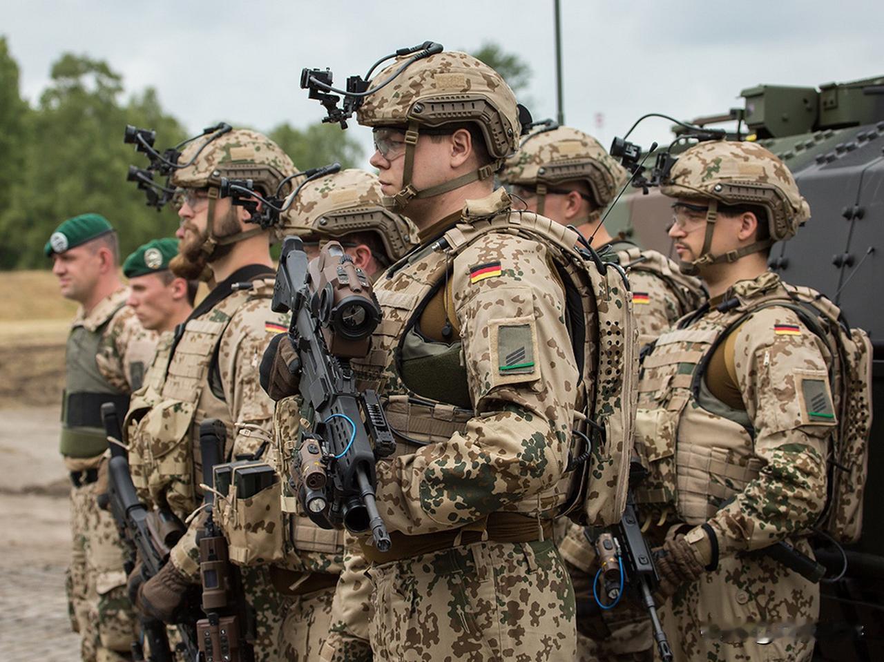 原本以为法国会首先坚持不住投降，结果德国先投降了，并且德国还是悄悄地撤军。原来是