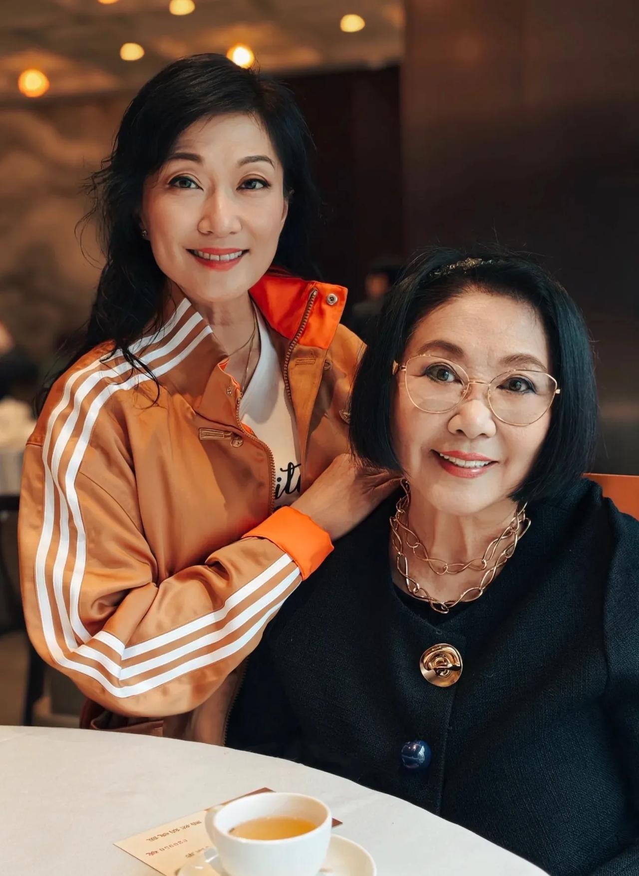 原来她们是母女！还以为八竿子打不着呢
12月29日，资深传媒人汪曼玲在个人社交账