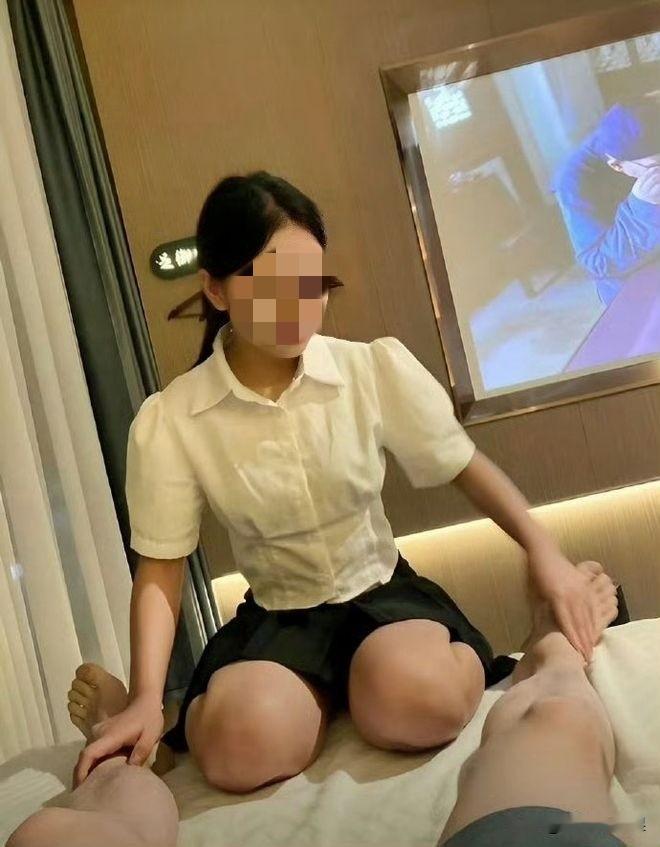 江苏南通，男子在足浴店选择了一个268元的按摩套餐。在按摩过程中，女技师主动提出