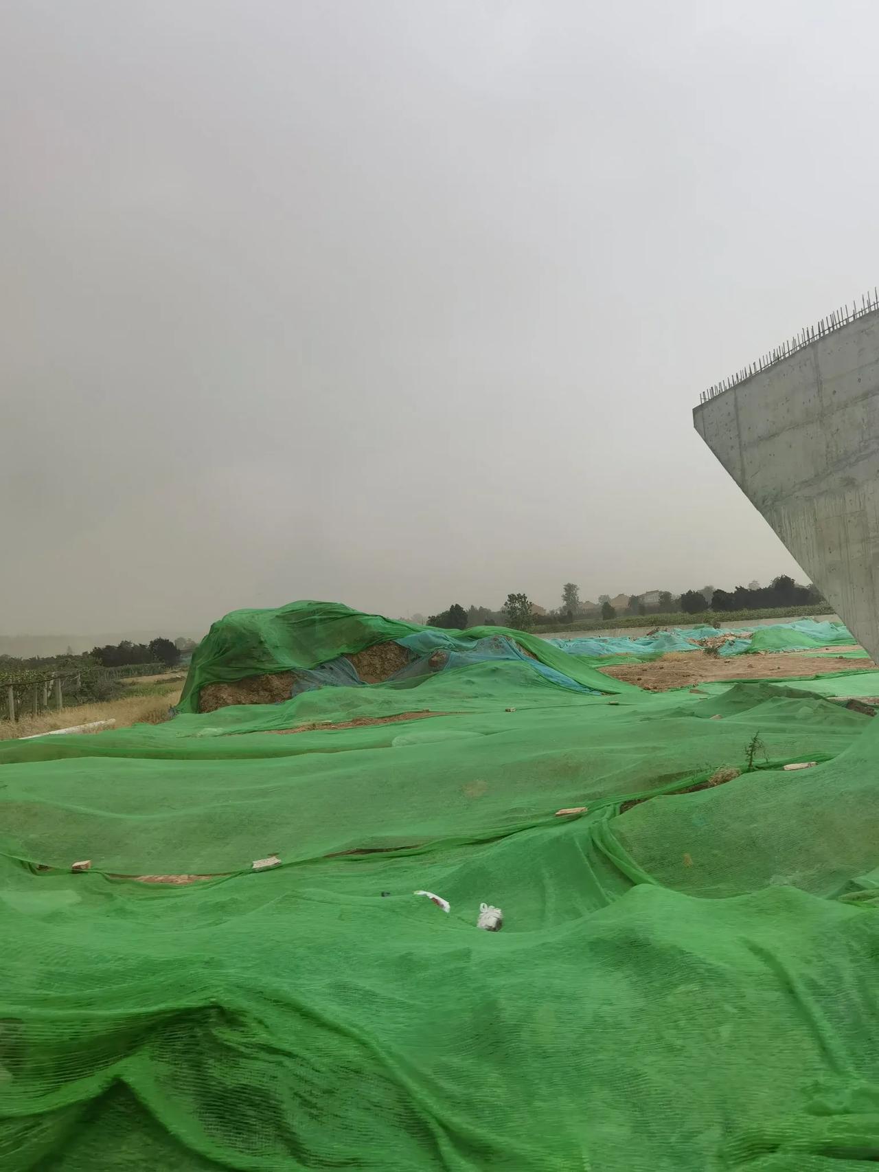 5月1日路过鄠周眉高速公路与周至青竹一路交汇点，工程进展很慢，还覆盖绿网，工地空