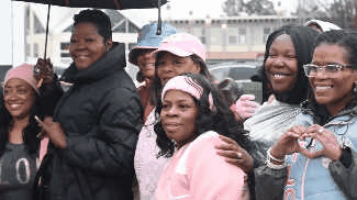 真生小孩了？杜兰特母亲现身破流言。
阿杜母亲出席家族基金发放免费感恩节食物活动，