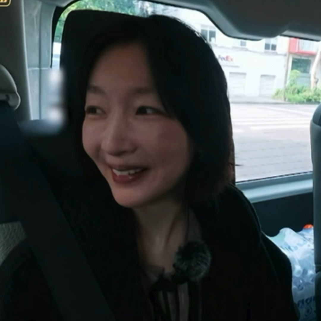 周冬雨花少素颜状态 原生感美女就是这样吧，不是那种精雕细琢的感觉，而是镜头一过来