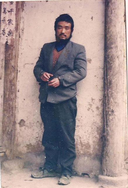 安徽农民带烧伤妻儿北京流浪，衣衫褴褛的流浪儿递来一个苹果！他咬牙苦熬创办光爱学校