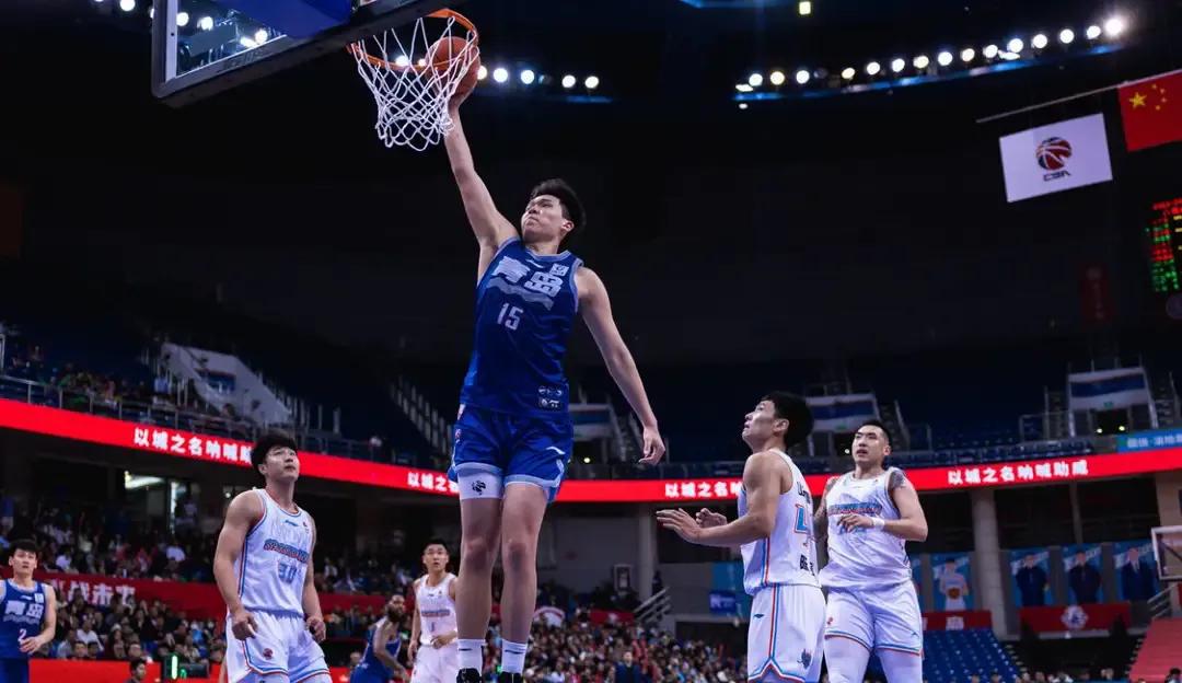 太可惜了，杨瀚森放弃参加nba选秀，这一点天赋也被浪费了。
第一，在外面锻炼有多