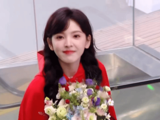 章若楠小红帽造型 怎么会有这么可爱的小女孩呀[期待]如果cos成狼外婆是不是可以