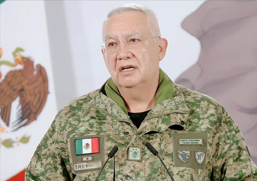 其实墨西哥打击贩毒早就陷入了一个死循环，美墨合作缉毒更让人笑话。
 
当地时间2