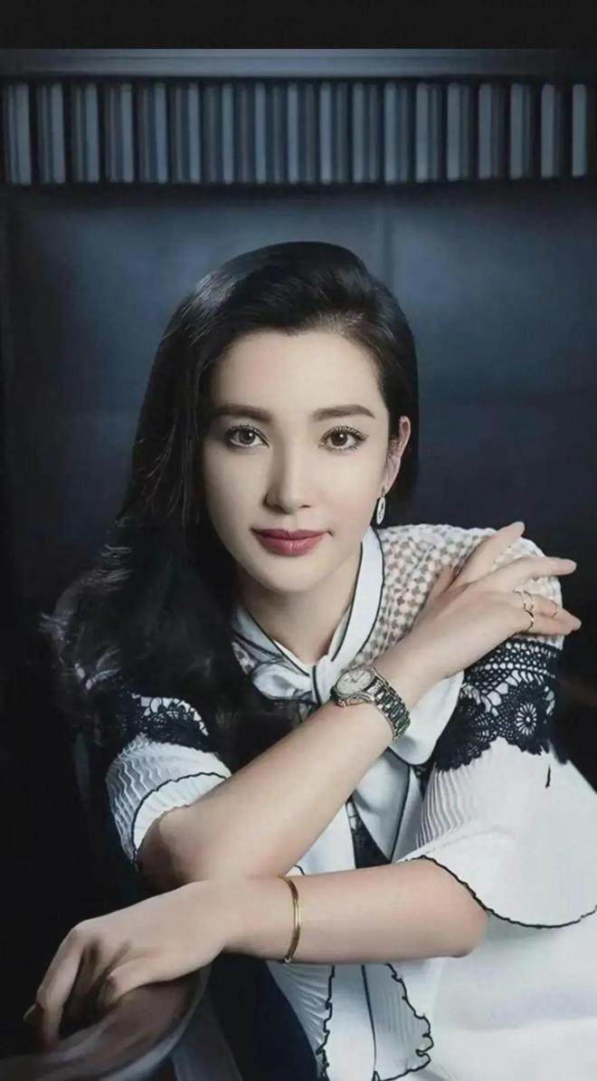 1995年，李冰冰拍了条广告，赚了26万。老板让她去广州拿钱，李冰冰心想，26万