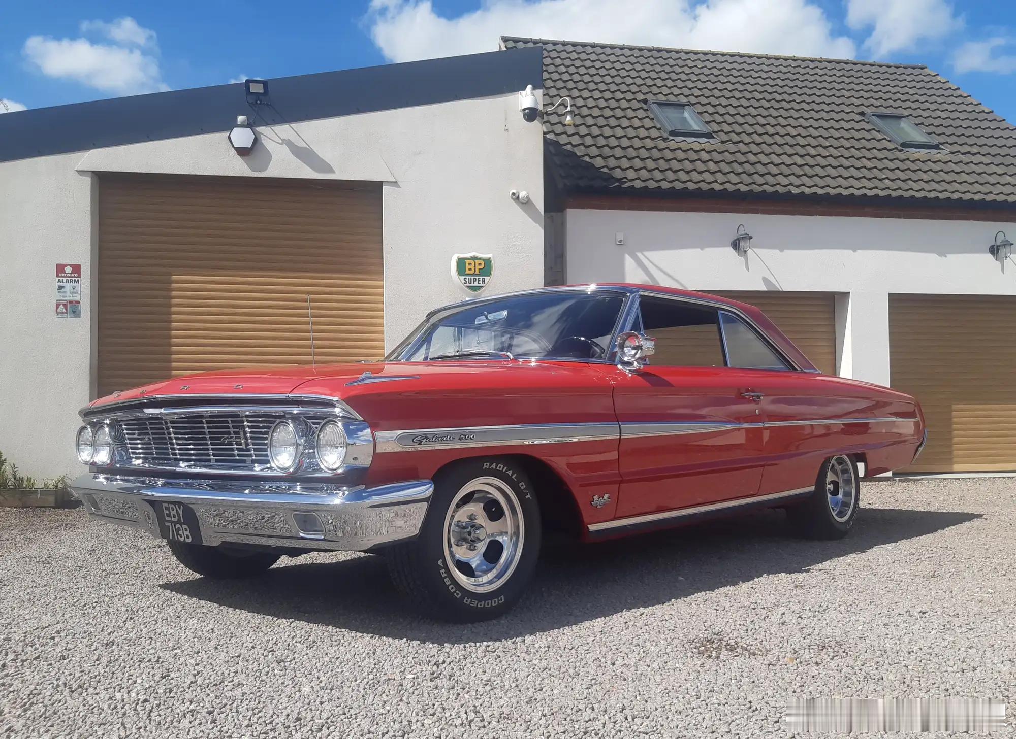 大V聊车  这是一辆1964年的福特Galaxie500双门溜背车型。在肌肉车盛