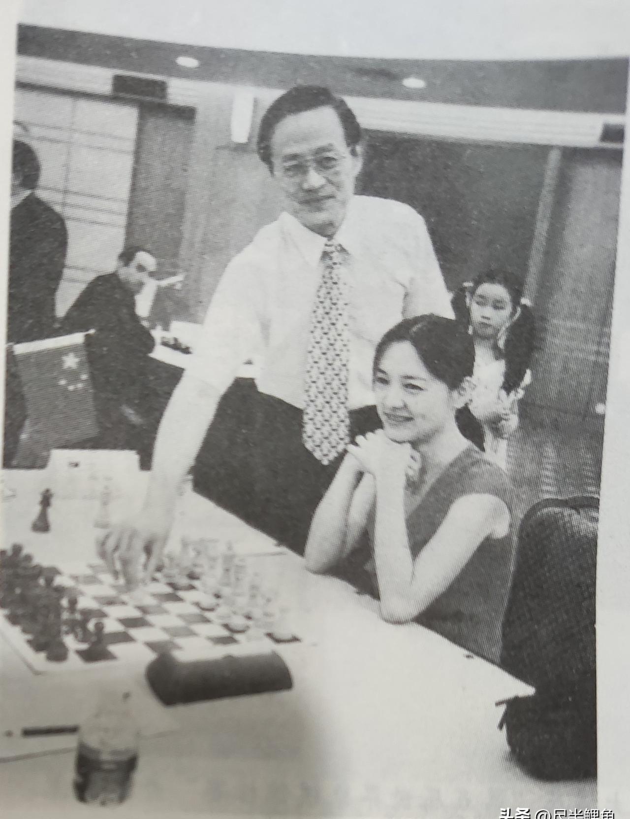 聂卫平一子落定，让中国人第一次在围棋擂台上挺直了腰。
谢军端坐棋前，把世界冠军