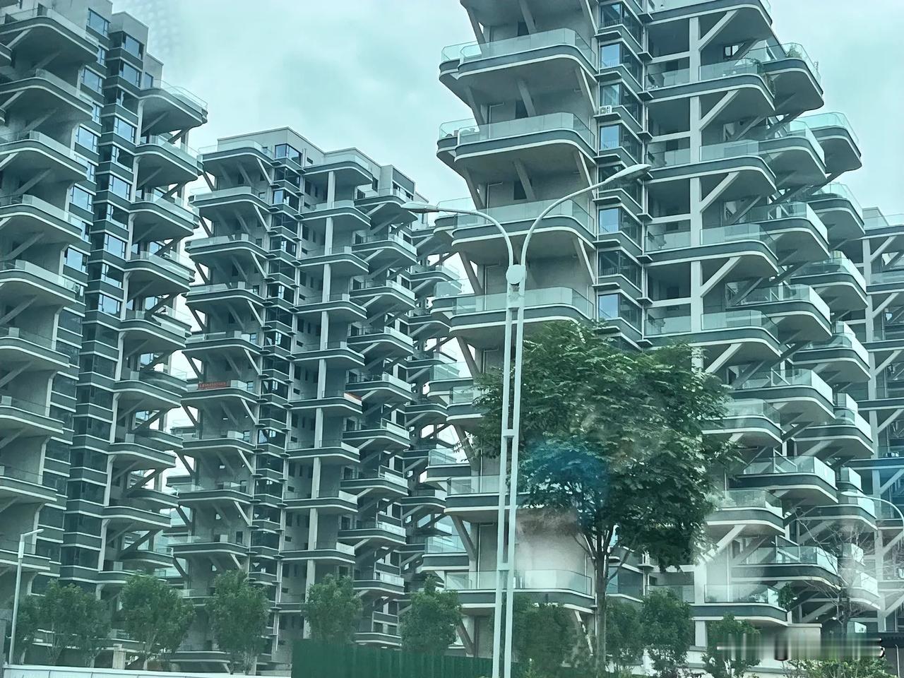  今天出差到山西省垣曲县，在垣曲县县城里面看到了第四代建筑住房。
所谓的第四代住