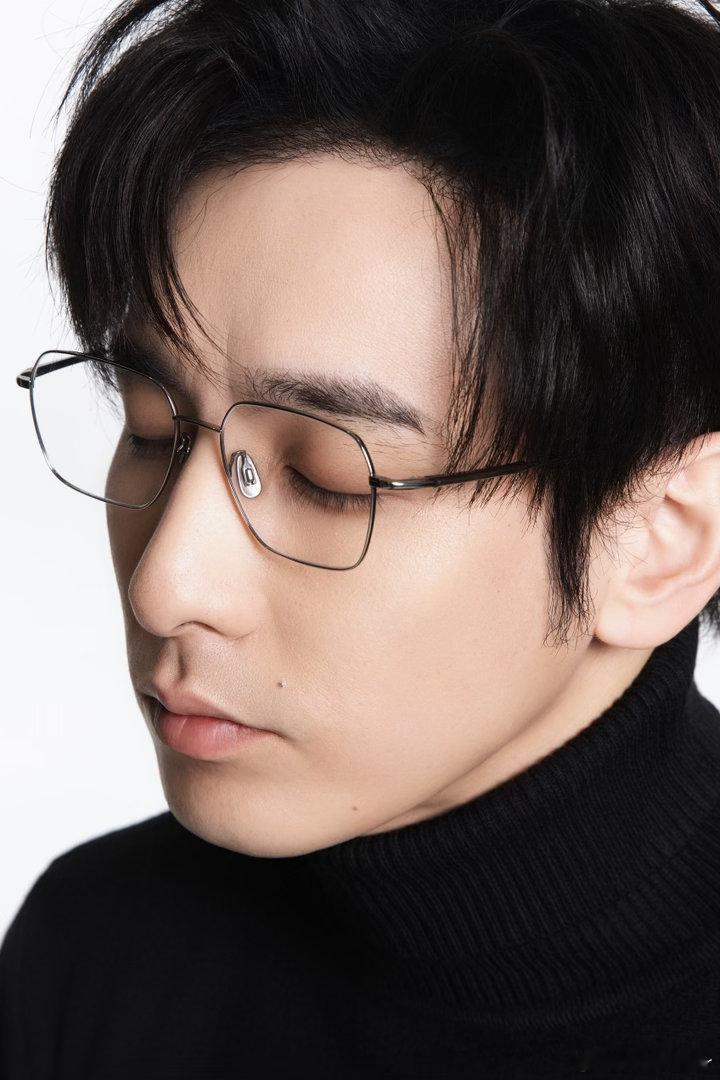 建议任彬眼镜半永久焊脸任彬眼镜一戴智性恋天菜 不戴眼镜是暖男，戴上眼镜是禁欲系。