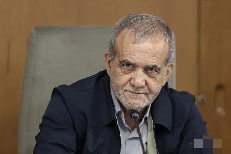 据阿塞拜疆总统府消息，伊朗总统佩泽希齐扬表示，将彻底调查无人机坠落纳希切万机场事