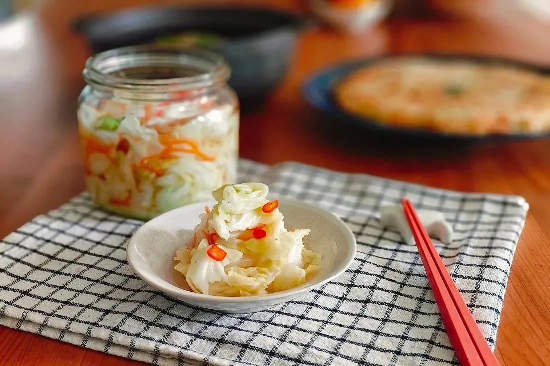 台式泡菜

食材：
高丽菜300克
红萝卜丝 40克
大辣椒半条
盐1大匙(高丽