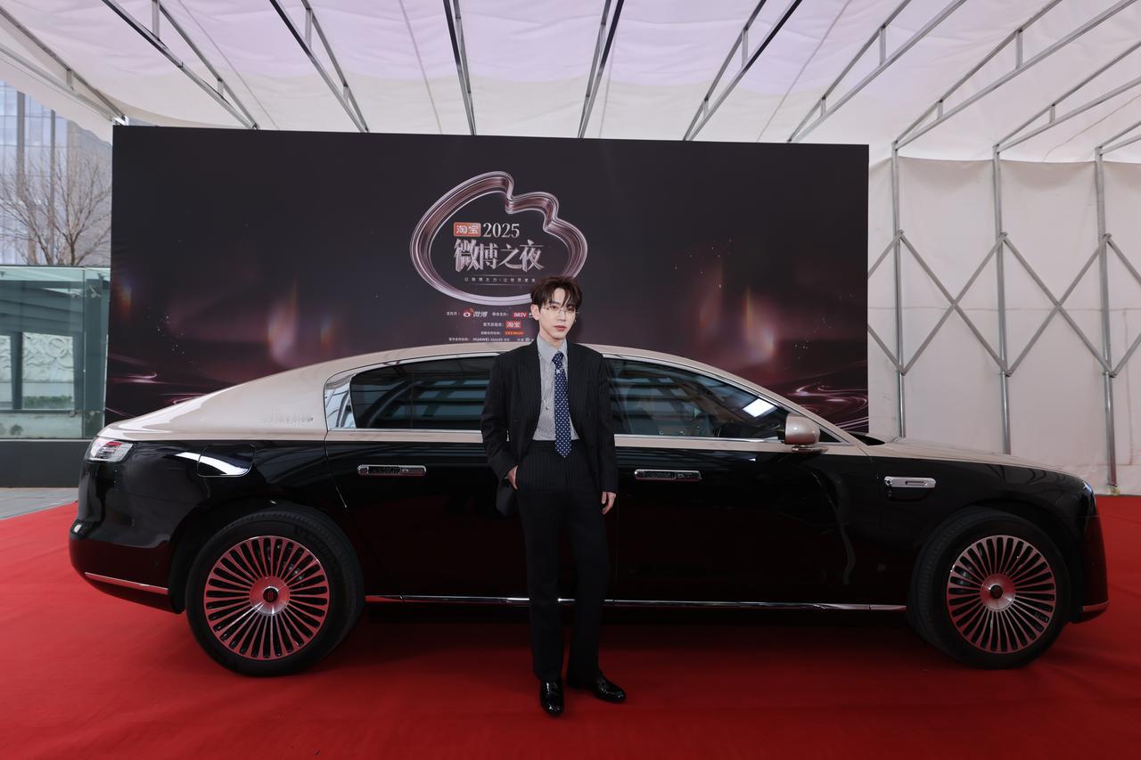 发现没？今年微博之夜，尊界S800那展车成了热门打卡点！明星们走过都会自然地靠过