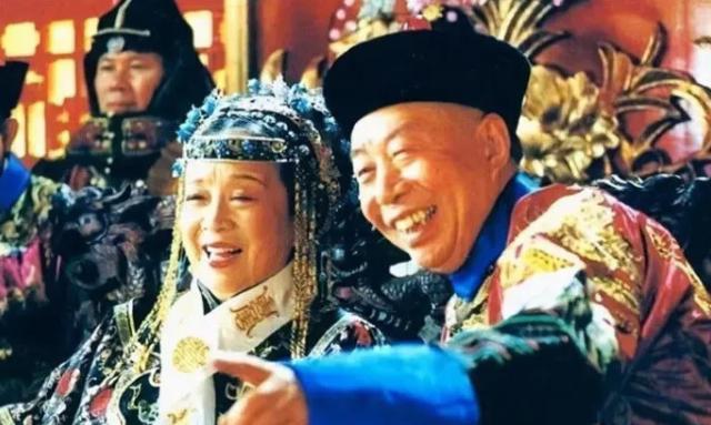 慈禧临终前死死盯着床前的李莲英，脑子里盘算着让他殉葬。伺候了老佛爷三十八年的李莲