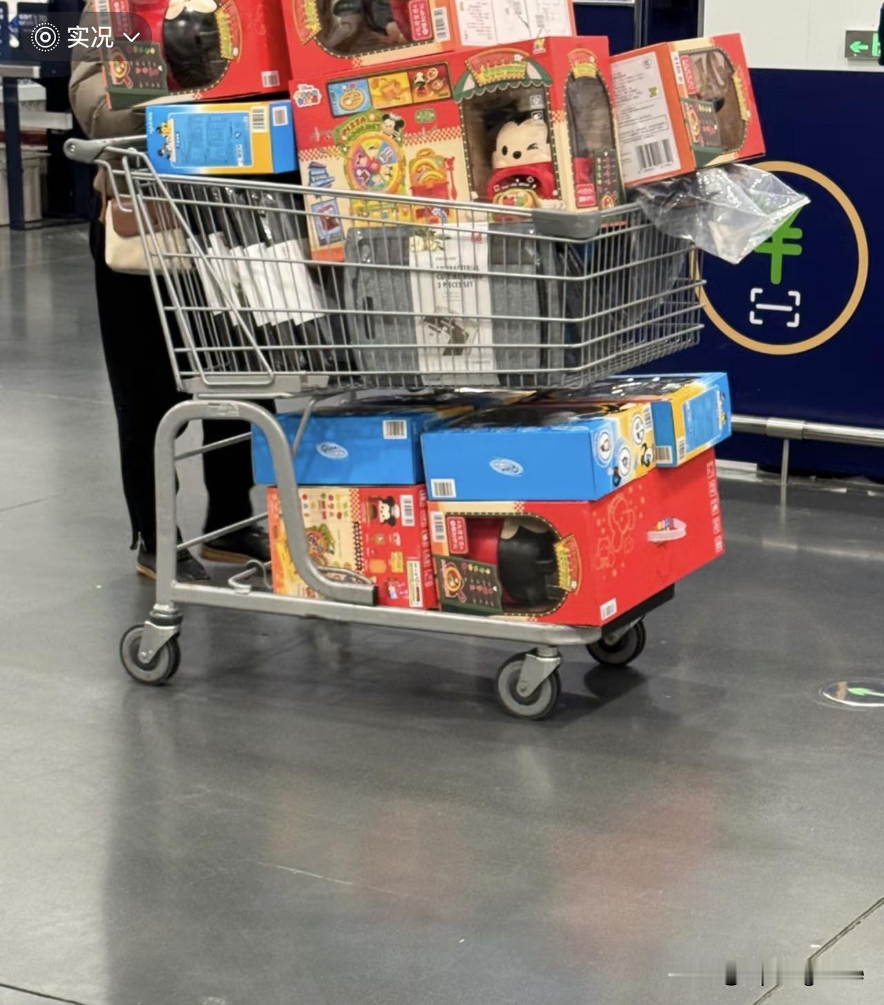 山姆特价，瞬间秒空[捂脸]
山姆的超级特价从来买不到
都是黄牛搬走了
[捂脸]不