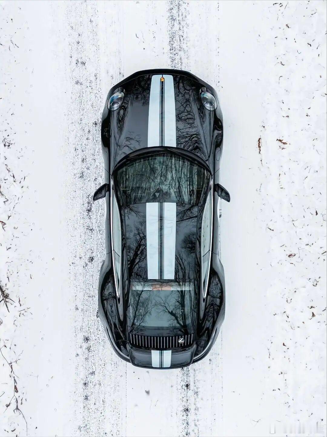 风雪与经典曲线共舞。911 Sport Classic 在纯白画卷上，画出暖意的