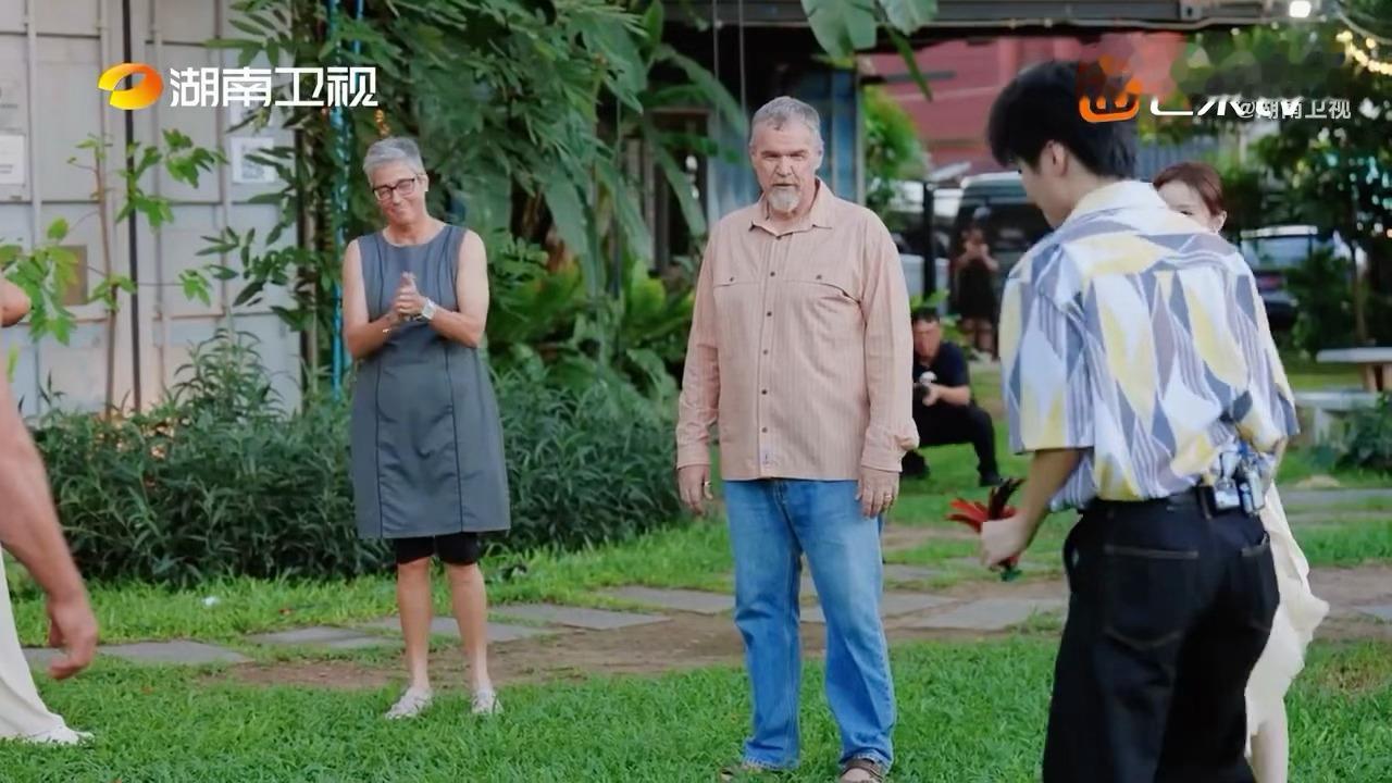 王俊凯在泰国教客人踢毽子王俊凯说comeonkarry 王俊凯在泰国教客人踢毽子