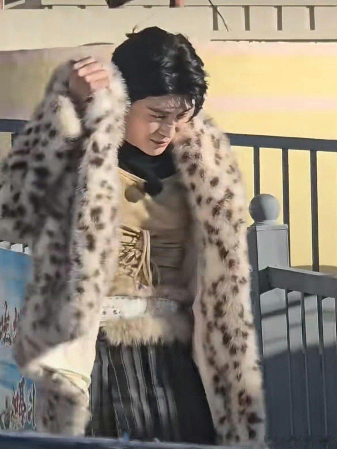 论模仿我只服范丞丞！这身貂皮短裙造型简直宋雨琦附体，就是挡脸害羞的样子太可爱了～