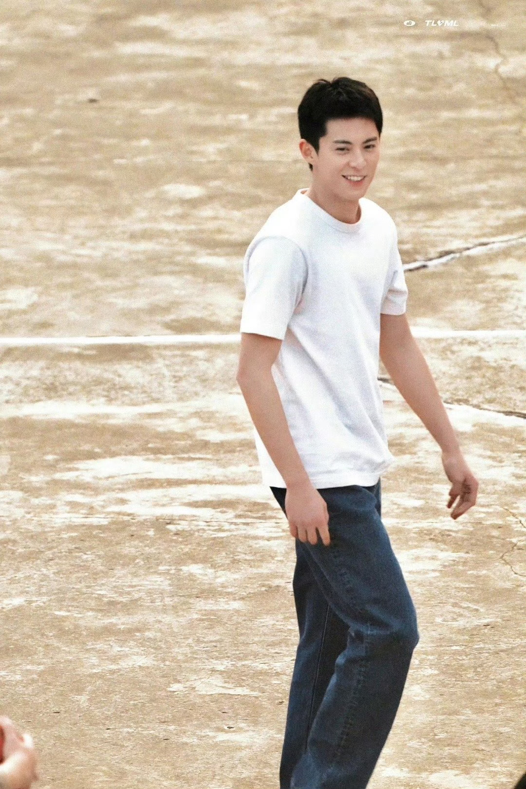 #王鹤棣片场打篮球路透#王鹤棣《黑夜告白》片场路透～笑容灿烂，青春洋溢的冉方旭，