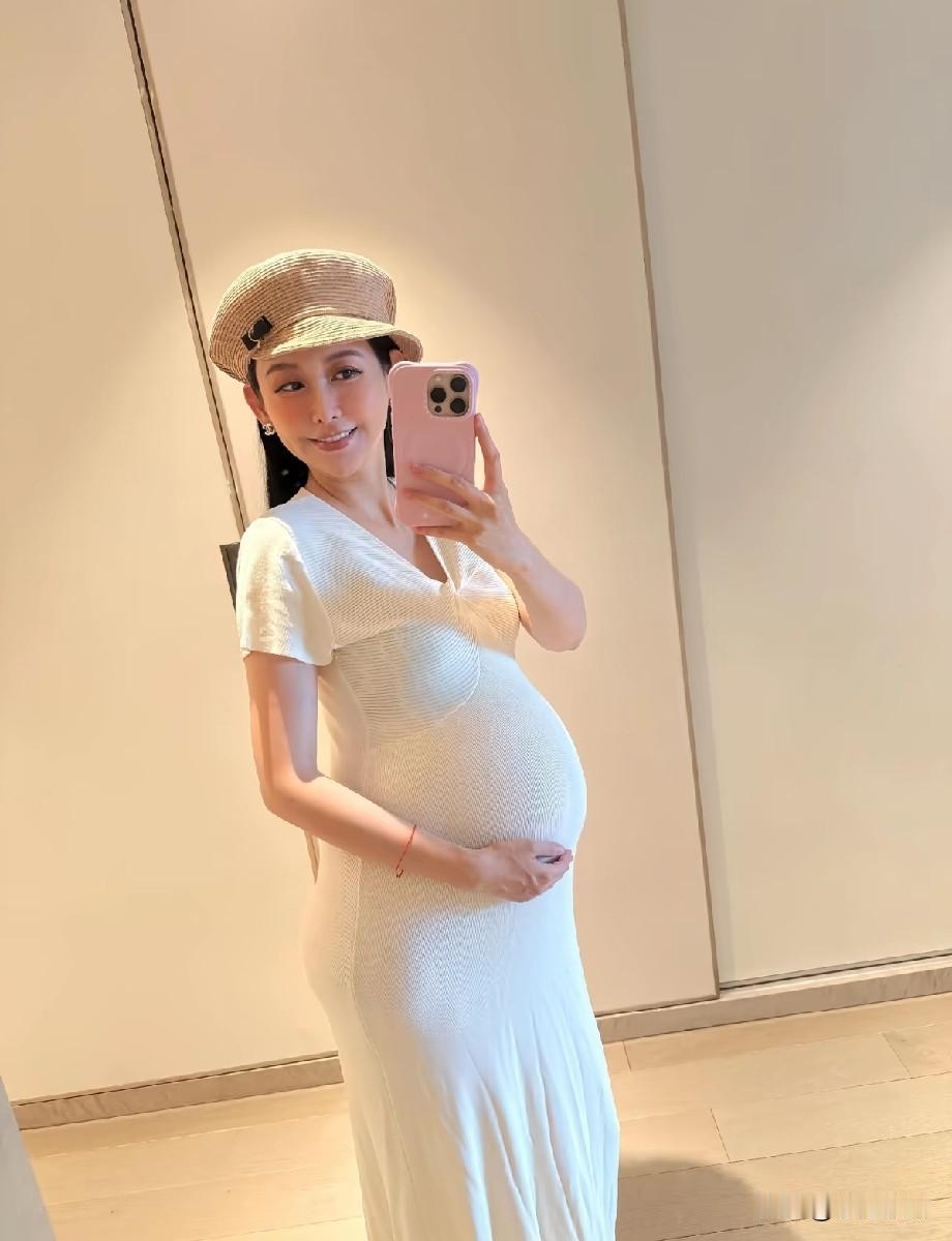 蝴蝶姐姐官宣二胎孕照！低调晒孕肚惹人热议，过往感情再被网友提起
 
网红蝴蝶姐姐
