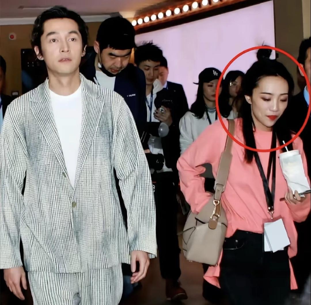 我估计，
胡歌老婆黄曦宁才是个狠人！
不是因为能力出众，也不是因为她手段厉害，而