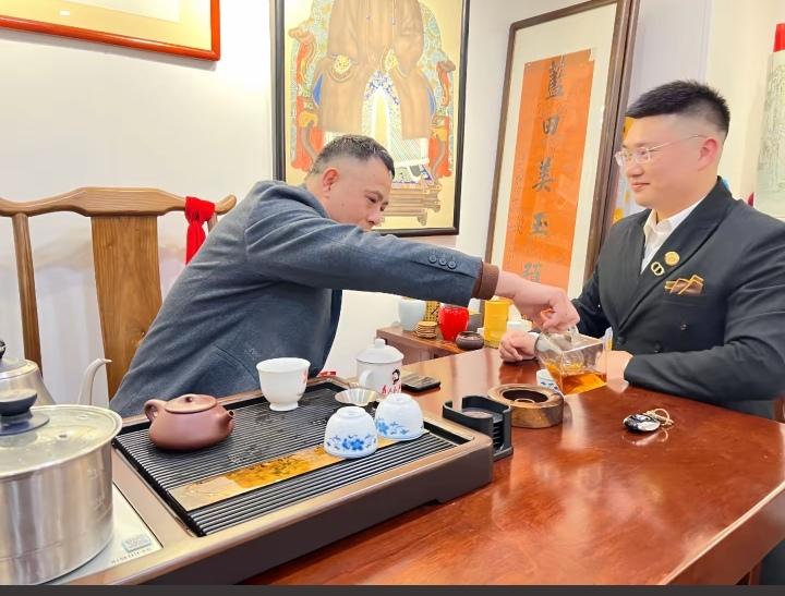 赚大钱的人从不藏私！
十亿老板看透生意的
三句真话
 

跟一位身家十亿的老板闲