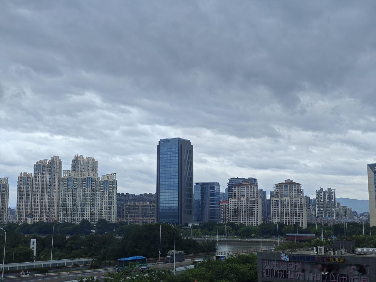台风预告的很猛，目前福州只滴了几滴雨，晚上要登陆了吧，周六不出门，在家等台风。