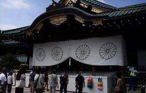 近期最让外界大跌眼镜的政坛闹剧，莫过于日本126名跨党派议员集体扎堆跑进靖国神社