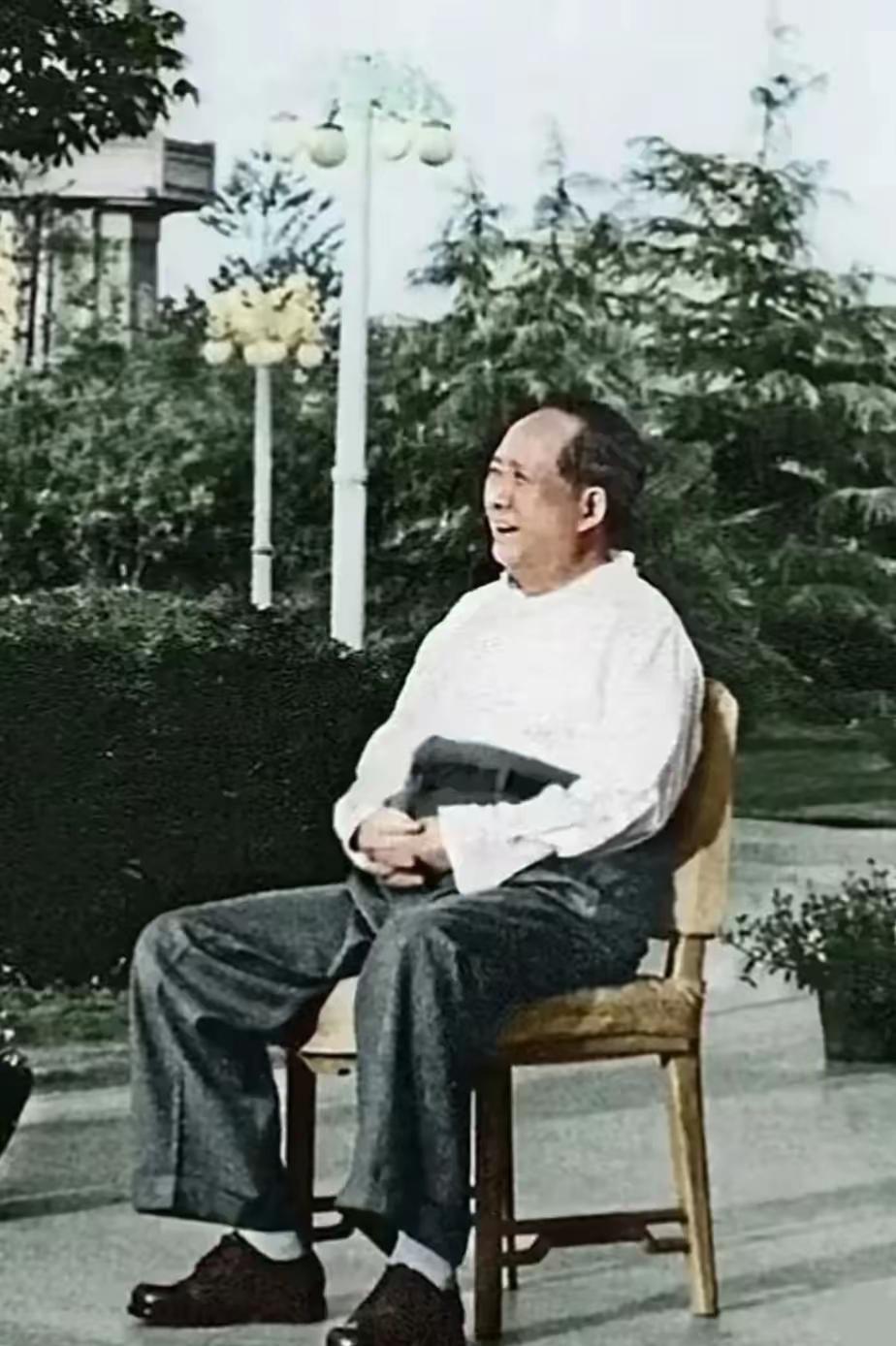 镜头定格下这样一幕：毛主席安然倚在那把再寻常不过的木椅上，微微侧身转头，眉眼间漾
